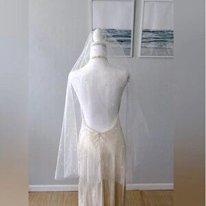 Pearl Beaded Short Wedding Veil with Comb Fingertips Length
